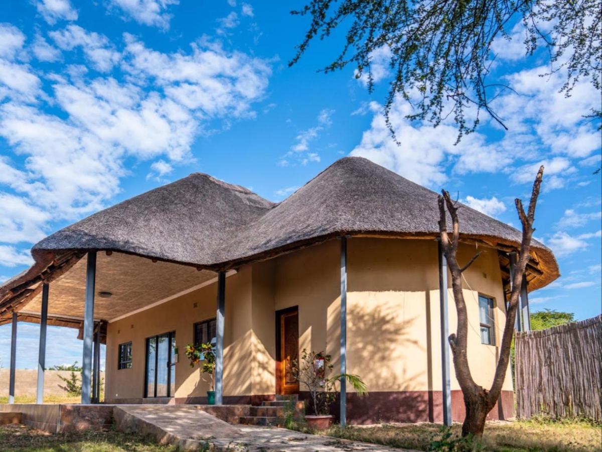Nkanga Hotel 卡萨内 外观 照片