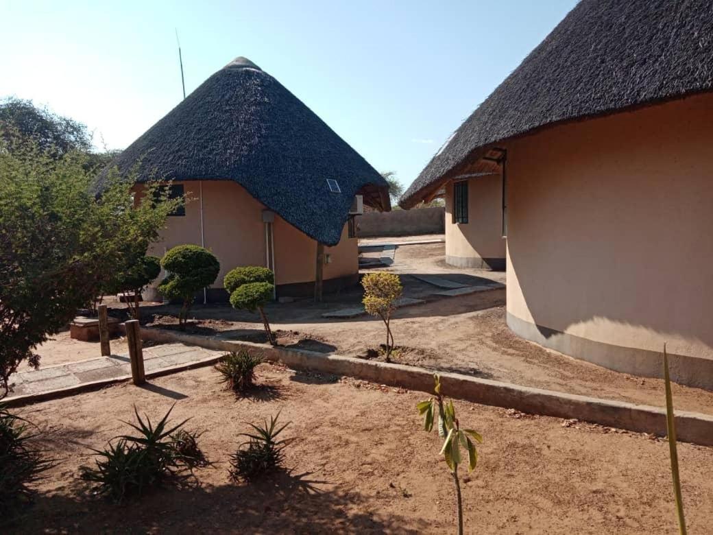 Nkanga Hotel 卡萨内 外观 照片
