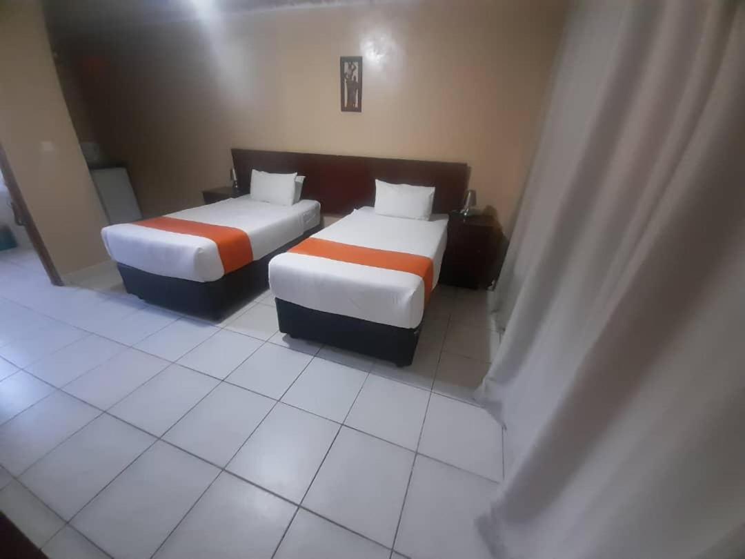 Nkanga Hotel 卡萨内 外观 照片