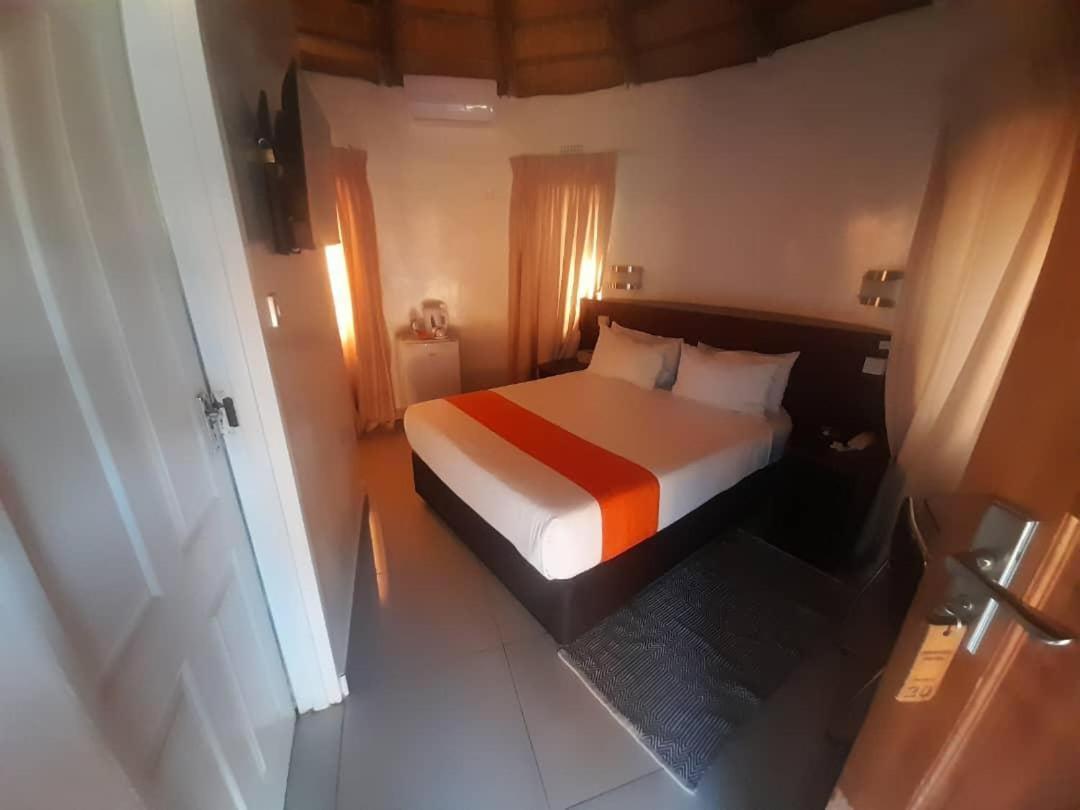 Nkanga Hotel 卡萨内 外观 照片
